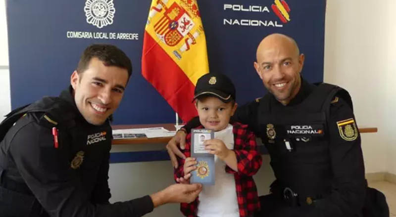  Los dos agentes de la Policía Nacional que le salvaron la vida al pequeño de 3 años, quien les visitó junto a su familia en la Comisaría de Arrecife, Lanzarote, una vez recuperado 