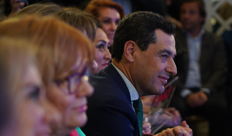  El presidente de la Junta de Andalucía y el PP-A, Juanma Moreno, este martes en el acto de su parrtido 'Andalucía lidera en femenino', en la víspera del 8M, Día de la Mujer. - Eduardo Briones - Europa Press 