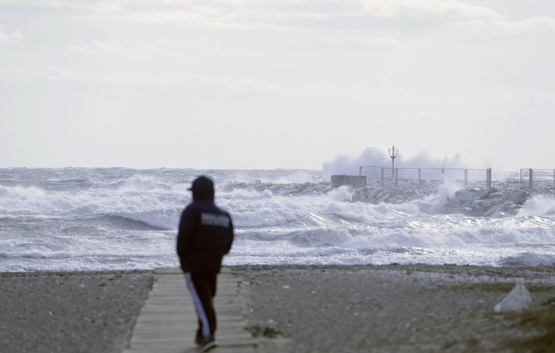  Varias personas en la playa de la Malagueta donde el temporal con vientos de 70 km/h y el litoral malagueño registra olas de tres metros, a 10 de febrero de 2023 en Málaga (Andalucía, España). (Foto de archivo). - Álex Zea - Europa Press 