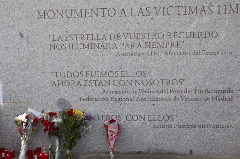  Ramos de flores en el monumento a las víctimas del 11-M 
