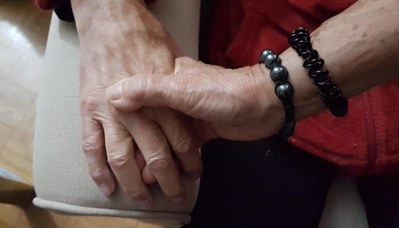  Archivo - Pilar coge la mano de Valentín, su marido, que tiene Alzheimer. - EUROPA PRESS - Archivo 