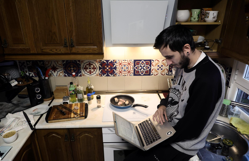  Una persona teletrabaja en la cocina de su domicilio. - Eduardo Parra - Europa Press - Archivo 