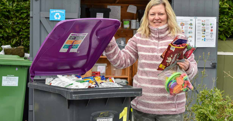  Liz Pinfield-Wells reciclando basura para TerraCycle – SWNS 