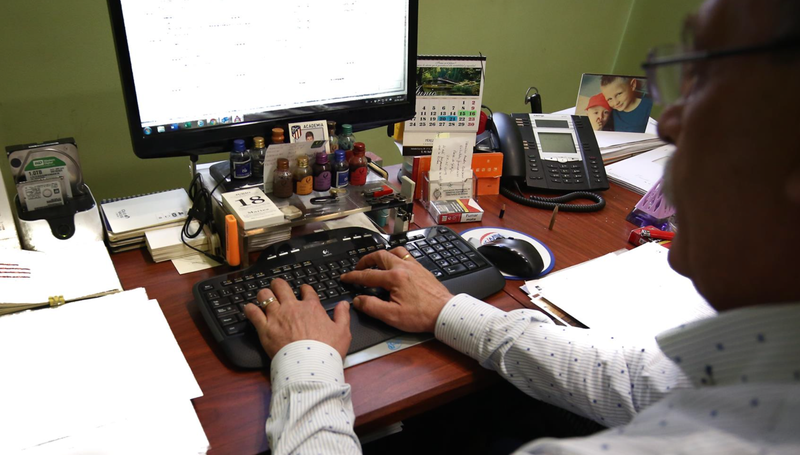  Archivo - Un hombre escribe con el teclado de su ordenador, mientras trabaja en el despacho de su oficina. - Ricardo Rubio - Europa Press - Archivo 
