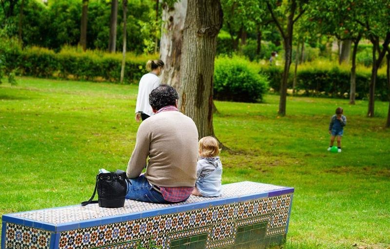  Unos padres con su hijos en el Parque de Maria Luisa 