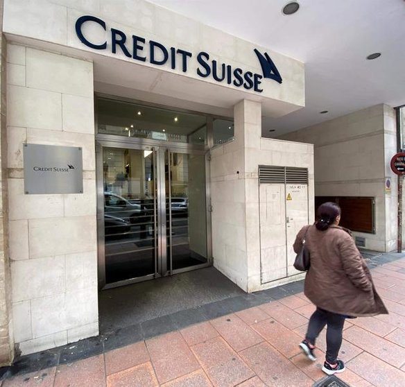  Una mujer pasa junto a la entrada de la sede de Credit Suisse en Madrid 