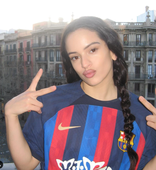  Rosalía con la camiseta del FC BARCELONA con el logo de Motomami - Instagram de Rosalía 