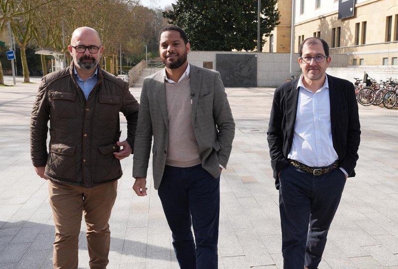  Ignacio Garriga acompañado de Andrés Paramio y Pedro Gandasegui, candidatos de Vox a las alcaldías de San Sebastiánn e Irun - UNANUE/EUROPA PRESS 