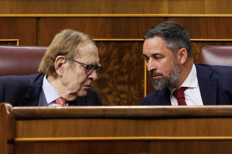  El candidato de la moción de censura, profesor y economista Ramón Tamames (i) y el líder de VOX, Santiago Abascal (d) 