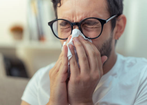  Persona estornudando por alergia - Getty Images 