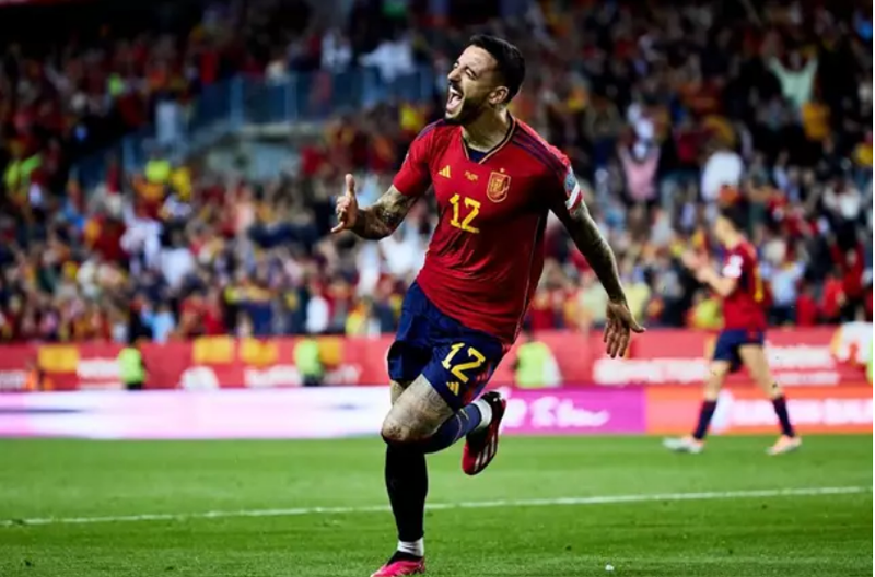  Joselu celebra su primer gol con la Selección Española 