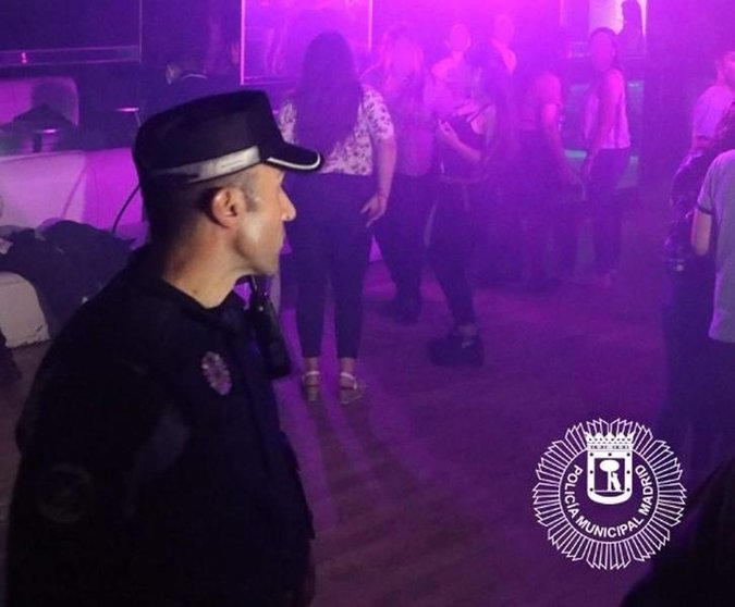  Agente de Policía Municipal de Madrid durante una inspección en un bar de copas 