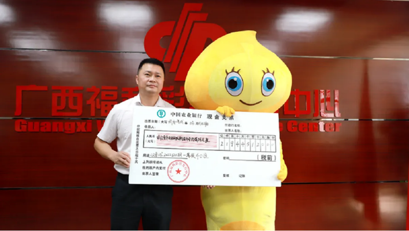  El Sr.Li posando con el boleto ganador de la lotería china 