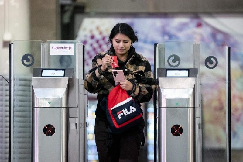  Una mujer sale de los trenes de Cercanías en la estación Puerta de Atocha 