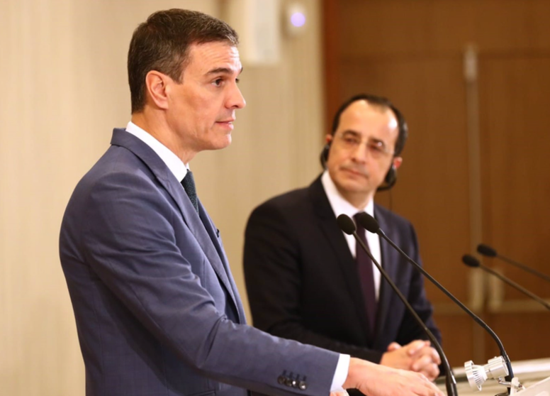  El presidente del Gobierno, Pedro Sánchez, junto a su homólogo chipriota, Nikos Christodoulides, este martes en el palacio presidencial de Chipre. - FERNANDO CALVO 