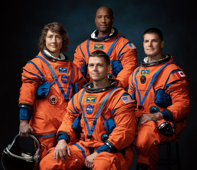  De izquierda a derecha, los estadounidenses Christina Koch, Reid Wiseman (sentado) y Victor Glover; y el canadiense Jeremy Hansen.Josh Valcarcel (NASA) 