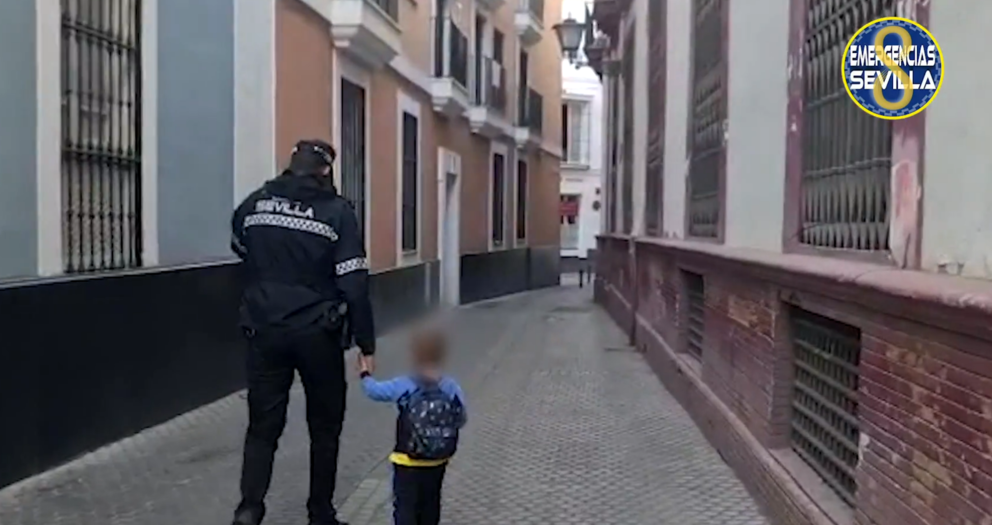  Policía acompañando a un niño a clase 
