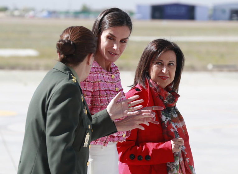  La ministra de Defensa, Margarita Robles, junto a la reina Letizia en el acto del Centenario primera aéreo-evacuación médica en España, en la base de Cuatro Vientos (Madrid) - MINISTERIO DE DEFENSA 