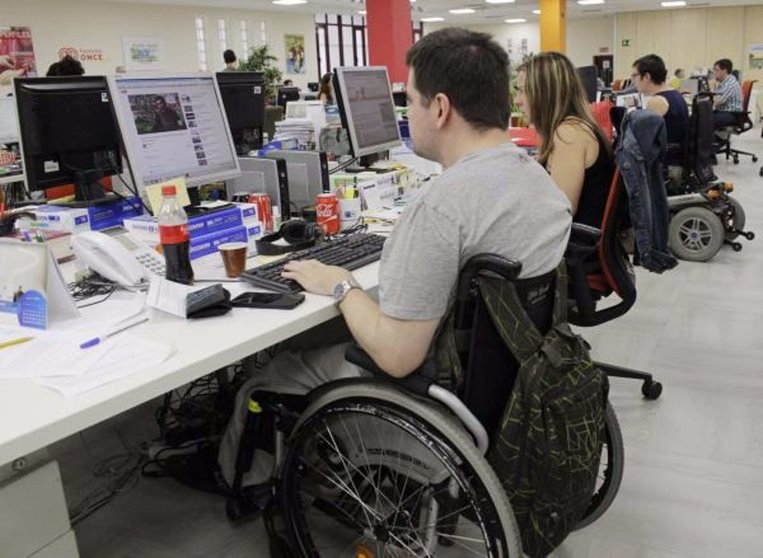  Persona con discapacidad en el ordenador 
