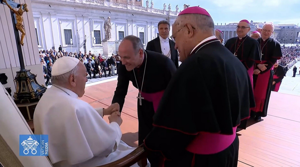  El Papa saluda a Antonio Prieto en presencia de Demetrio Fernández. - DIÓCESIS DE CÓRDOBA 
