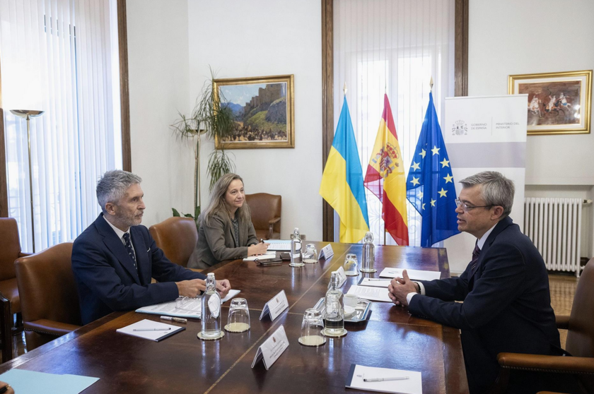 El ministro del Interior, Fernando Grande-Marlaska, en una reunión con el embajador de Ucrania en España, Serhii Pohoreltsev - MINISTERIO DEL INTERIOR 