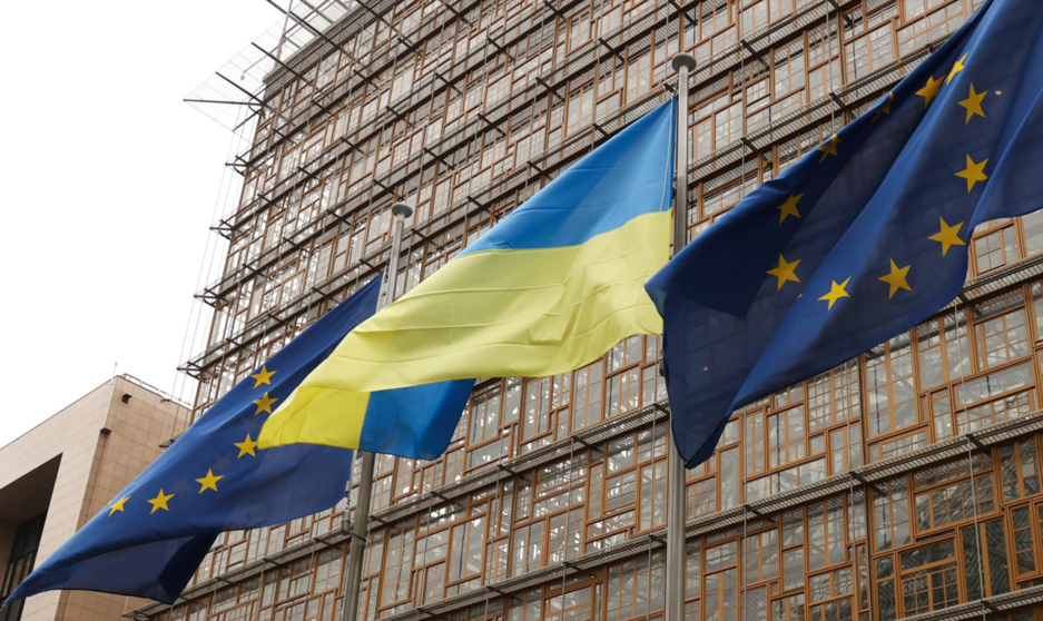  Archivo - Banderas de la Unión Europea y de Ucrania ante la sede del Consejo Europeo en Bruselas. - CONSEJO EUROPEO/FRANCOIS LENOIR - Archivo 
