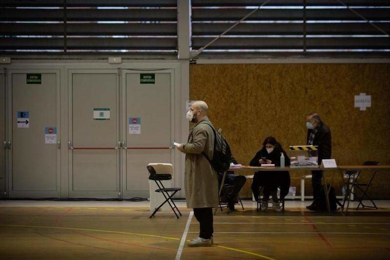  Un hombre espera para votar en una mesa electoral del Polideportivo Tres Xemeneies, en Barcelona, Cataluña (España), a 14 de febrero de 2021 - David Zorrakino - Europa Press 