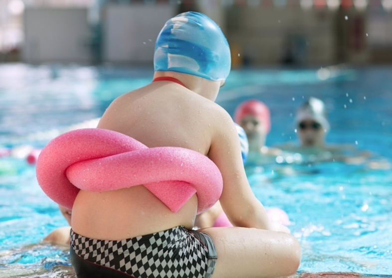  Archivo - Obesidad en la infancia. Niño con flotador sentado al borde de la piscina. - IMEO - Archivo 