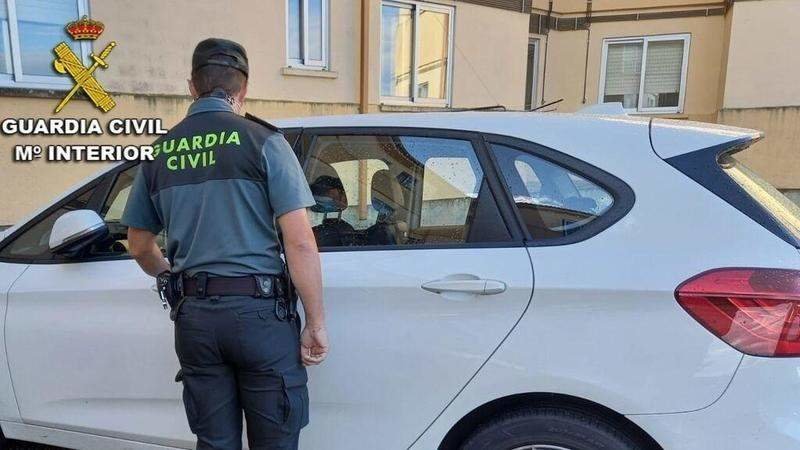  Un agente de la Guardia Civil revisa un vehículo. Europa Press 