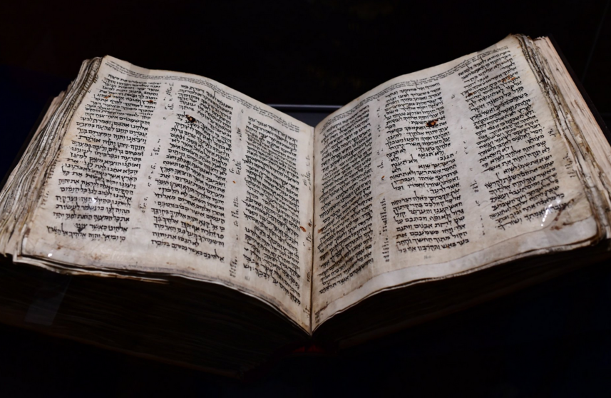  Archivo - TEL AVIV, March 22, 2023 -- The Codex Sassoon is seen at the ANU Museum of the Jewish People in Tel Aviv, Israel, on March 22, 2023. The Codex Sassoon, the oldest-known and the most complete Hebrew Bible manuscript, will be on display for the f - Europa Press/Contacto/Tomer Neuberg/JINI - Archivo 