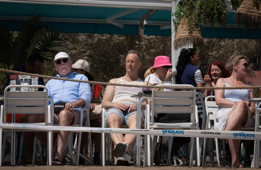  Varias personas aprovechan el buen tiempo tomando algo en la terraza de un bar - David Zorrakino - Europa Press 