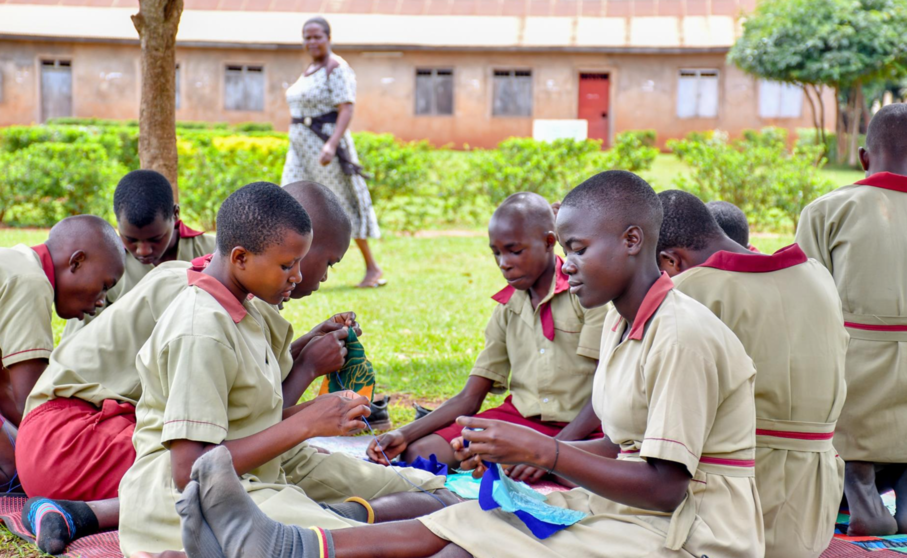  Archivo - Niñas en Uganda aprenden a fabricar sus propias compresas. - PLAN INTERNATIONAL - Archivo 