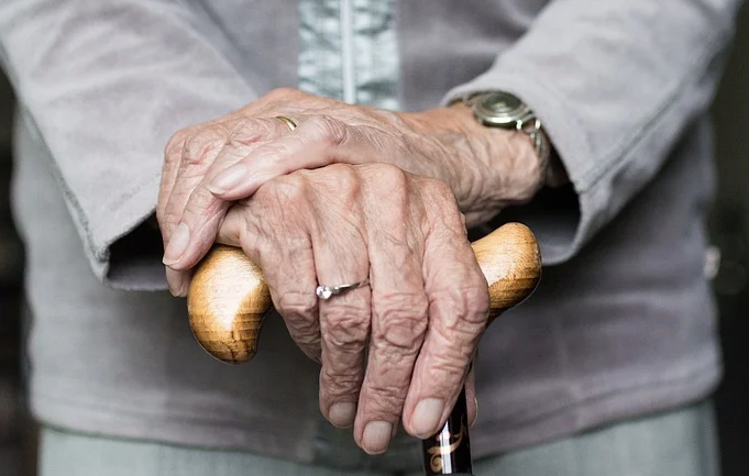  Primer plano de las manos de una anciana. - Pixabay: sabinevanerp 
