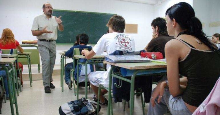  Profesor impartiendo clases 