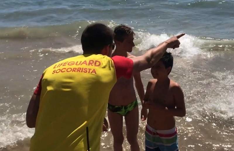  Un socorrista da consejos a una niños en una playa./RFESS 
