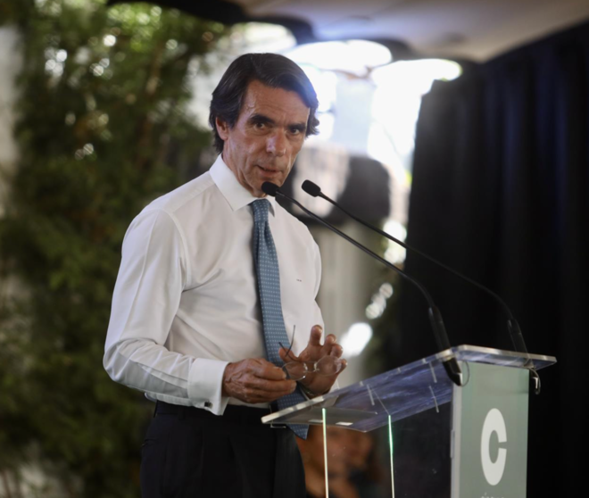  El expresidente del Gobierno y presidente de la Fundación FAES, José María Aznar interviene durante el acto organizado por el Círculo Empresarial de Málaga. - Álex Zea - Europa Press 