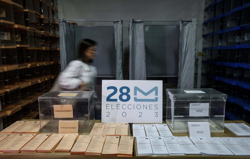  Una persona junto a papeletas electorales para las próximas elecciones municipales del 28 de mayo, a 23 de mayo de 2023 