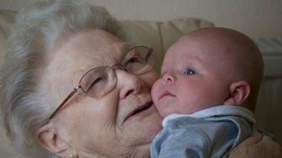  Abuela levantando a su nieto en brazos 