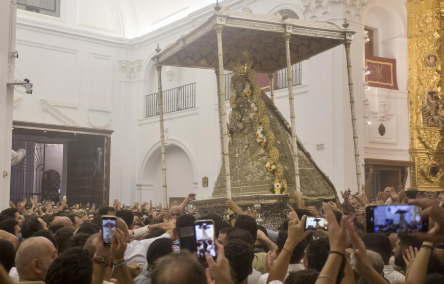  La Virgen del Rocío procesiona por la aldea tras el tradicional salto a la reja - ALBERTO DÍAZ/EUROPA PRESS 