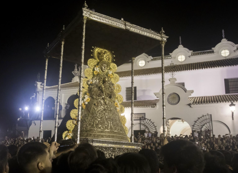  La Virgen del Rocío procesiona esta madrugada por las calles de la aldea almonteña. - A. PÉREZ/EUROPA PRESS 