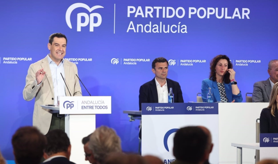  El presidente del PP andaluz y de la Junta, Juanma Moreno, este lunes en Sevilla - JOAQUÍN CORCHERO-EUROPA PRESS 