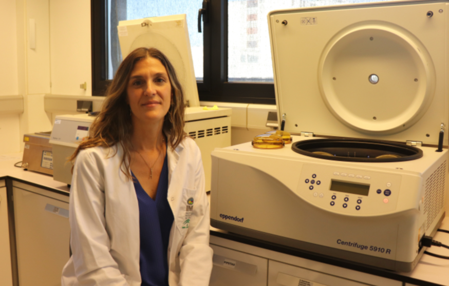  Alejandra Pera, investigadora principal del estudio, en su laboratorio del IMIBIC. 