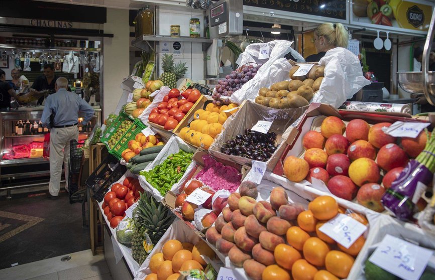  Un puesto de frutas y verduras en un mercado - María José López 
