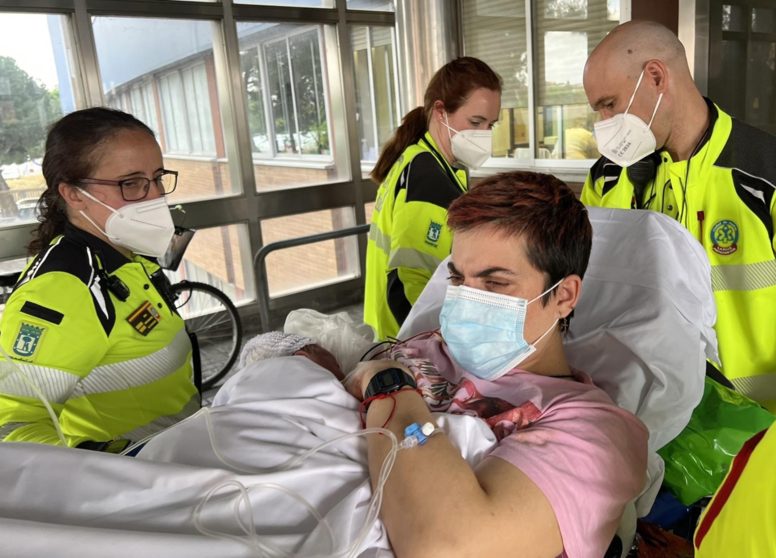  Una mujer da a luz en plena calle ayudada por una enfermera - EMERGENCIAS MADRID 