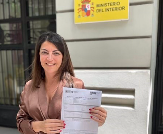  Macarena Olona enseñando copia del registro de su partido - EUROPA PRESS 