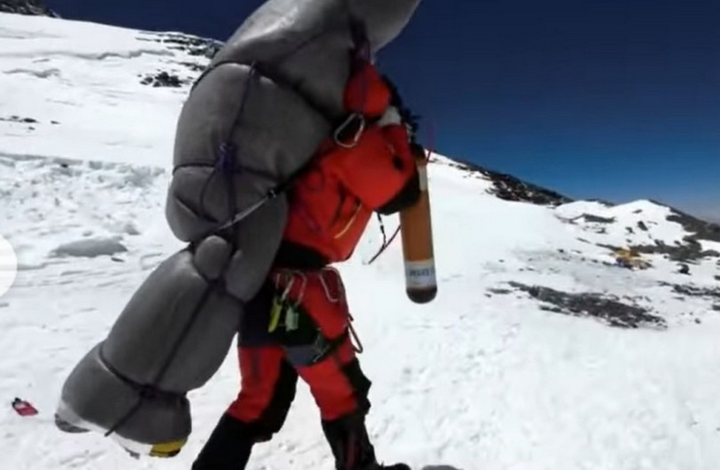  Gelje Sherpa con el otro escalador a su espalda - @gelje_sherpa_ 