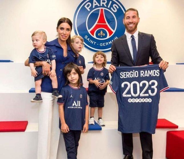  Sergio Ramos y Pilar Rubio junto a sus hijos en la firma del contrato en el PSG. Instagram 