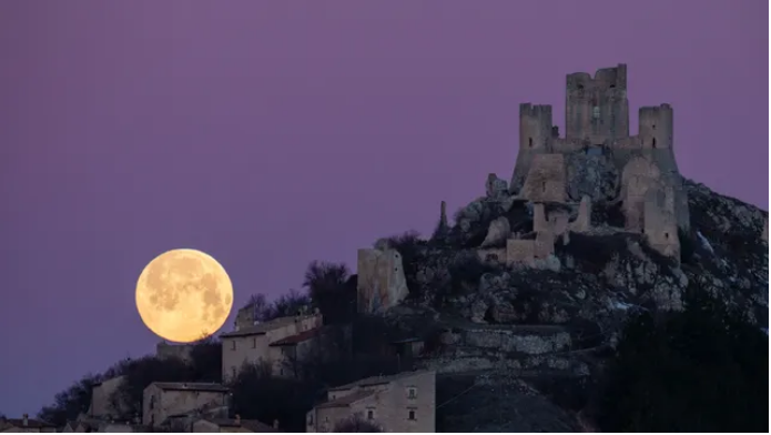  La Luna del Gusano en Italia, tras el castillo LAquila 