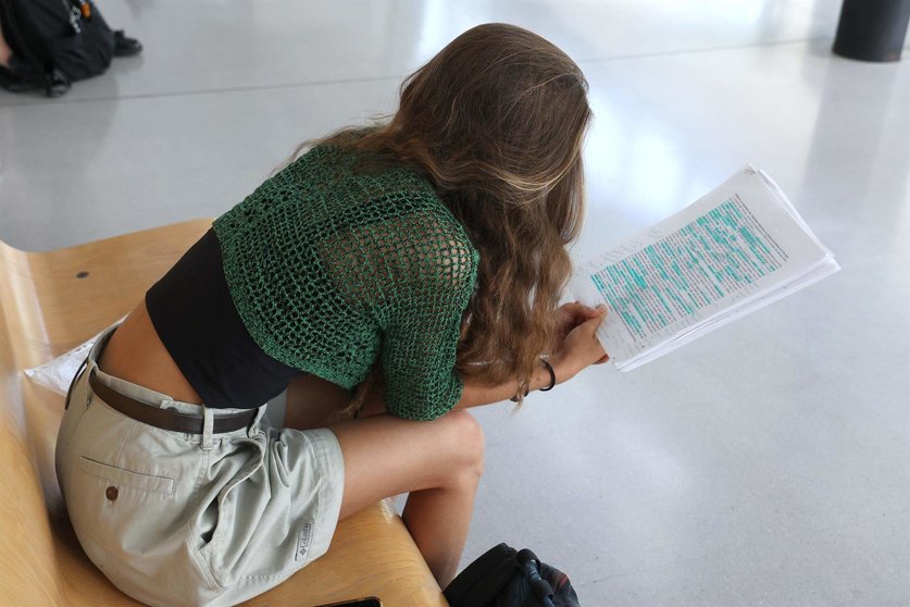  Un alumna repasa antes de comenzar uno de los exámenes de las pruebas de acceso a la universidad 2023 