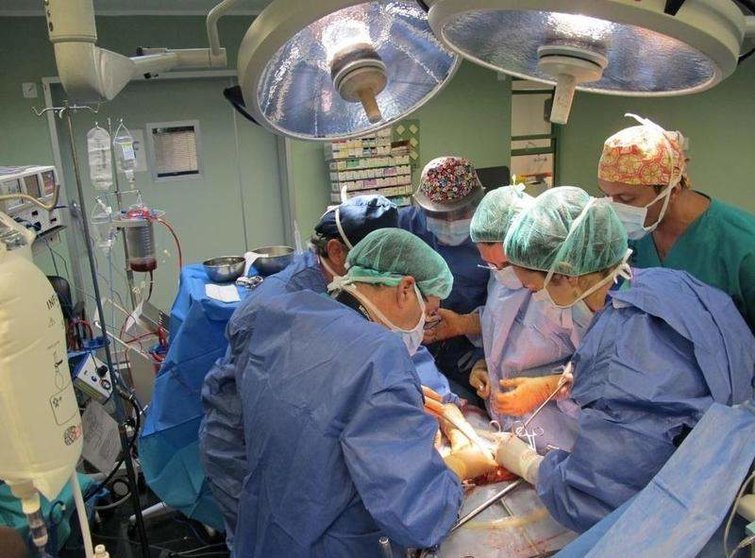  Médicos realizando un transplante. 